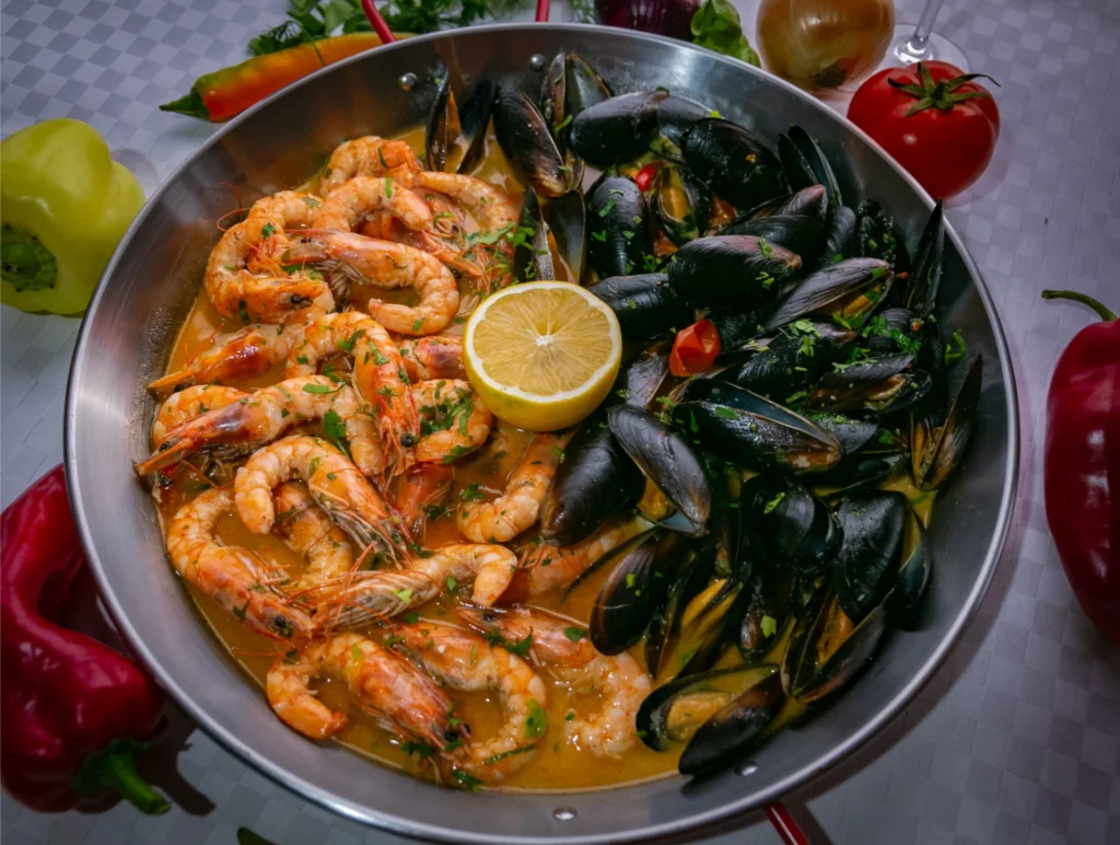 Platou Scoici si Creveti in sos de vin